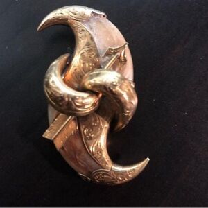 Antique double claw brooch in 18 k gold hand chased